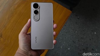 V50 Lite dibekali dengan perlindungan sekelas militer yang dirancang tangguh dari luar dan dalam. Sertifikasi SGS 5-Star Drop Resistance dan Military Grade Certification, serta sudah lolos uji setara IP69 Water & Dust Resistance memastikan perangkat ini tetap aman dari berbagai risiko—mulai dari benturan saat terjatuh dari meja kafe hingga cipratan air saat kehujanan di jalan atau air bertekanan maupun bersuhu tinggi. Foto: Adi Fida Rahman/detikINET