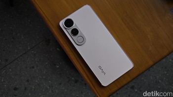 Dual Stereo Speaker dengan volume 400% menghadirkan suara jernih dan bass kuat, cocok untuk musik, video call, atau gaming. Teknologi AI SuperLink meningkatkan stabilitas sinyal hingga 30%, menjaga koneksi tetap lancar di area dengan jaringan lemah. Foto: Adi Fida Rahman/detikINET