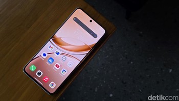 Visualnya pun memukau berkat Borderless Screen dan P-OLED Display yang membuat bezel layar lebih tipis dan lebih simetris. Teknologi P-OLED ini membuat layar lebih ringan, bezel lebih tipis, lebih fleksibel, dan terasa lebih premium. Perbandingan bezel yang dibuat jauh lebih ramping—30% lebih tipis di atas, 31% di bawah, dan 26% di sisi kiri-kanan dibandingkan generasi sebelumnya—menghasilkan rasio layar-ke-bodi mencapai 94,21%, menciptakan tampilan penuh yang minim gangguan. Dibekali layar FHD+ dengan refresh rate 120Hz, pengguna akan merasakan setiap scroll lebih mulus, setiap animasi lebih halus, dan setiap gerakan di layar terasa nyata. Foto: Adi Fida Rahman/detikINET