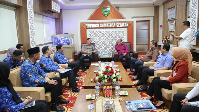 Wagub Sumsel Cik Ujang saat menerima audiensi BUMD.
