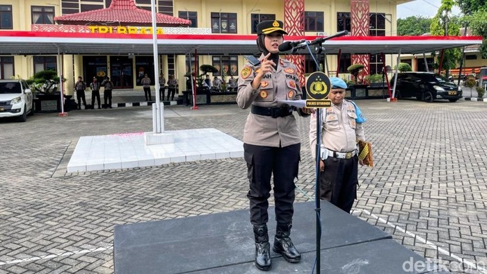 Wakapolres Situbondo Kompol Indah Citra Fitriani saat memimpin upacara Hari Kesadaran Nasional.