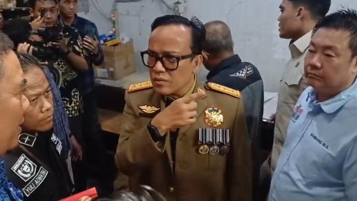 Wamenaker Immanuel Ebenezer saat melakukan sidak di gudang UD Sentoso Seal.