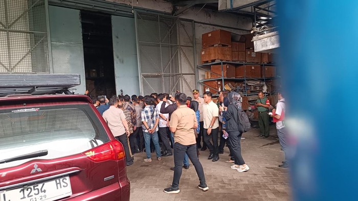 Wamenaker Immanuel Ebenezer yang sempat tidak dibukakan pintu saat sidak di UD Sentoso Seal diduga menahan ijazah eks karyawan.