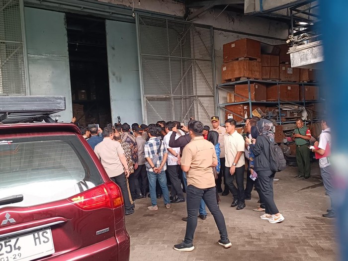 Wamenaker Immanuel Ebenezer yang sempat tidak dibukakan pintu saat sidak di UD Sentoso Seal diduga menahan ijazah eks karyawan.