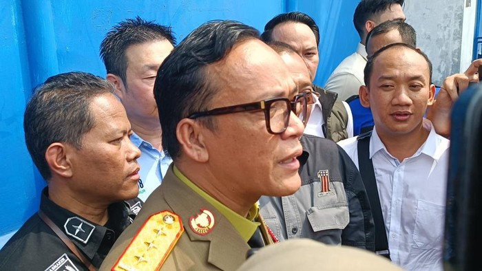 Wamenaker Immanuel Ebenezer yang sempat tidak dibukakan pintu saat sidak di UD Sentoso Seal diduga menahan ijazah eks karyawan.