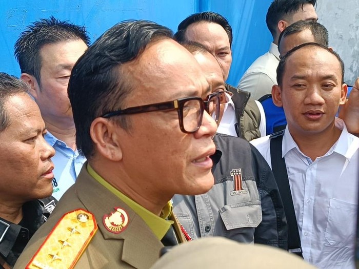 Wamenaker Immanuel Ebenezer yang sempat tidak dibukakan pintu saat sidak di UD Sentoso Seal diduga menahan ijazah eks karyawan.