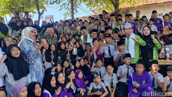 Wamenkop foto bersama santri di Ogan Ilir usai sosialisasi Koperasi Merah Putih.
