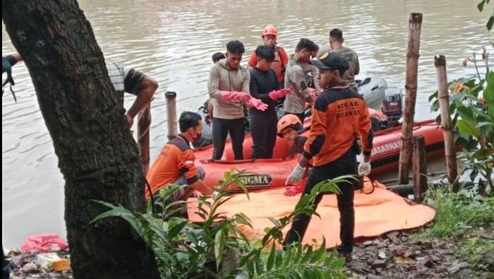 Wanita Gresik yang lompat di perahu tambang ditemukan tewas