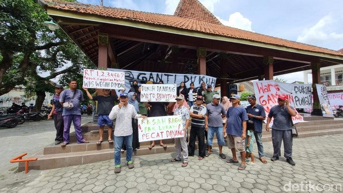 Warga gelar aksi di Kantor Kalurahan Bantul, Bantul, terkait dugaan Dukuh melakukan pungli, Kamis (17/4/2025).