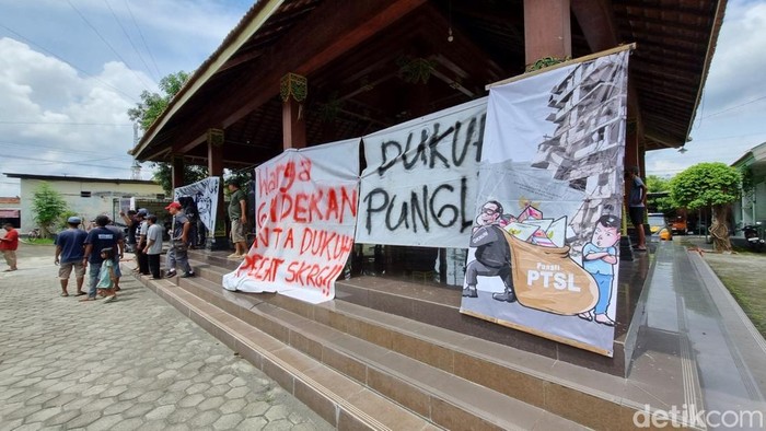 Warga gelar aksi di Kantor Kalurahan Bantul, Bantul, terkait dugaan Dukuh melakukan pungli, Kamis (17/4/2025).