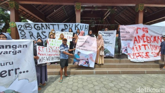 Warga gelar aksi di Kantor Kalurahan Bantul, Bantul, terkait dugaan Dukuh melakukan pungli, Kamis (17/4/2025).