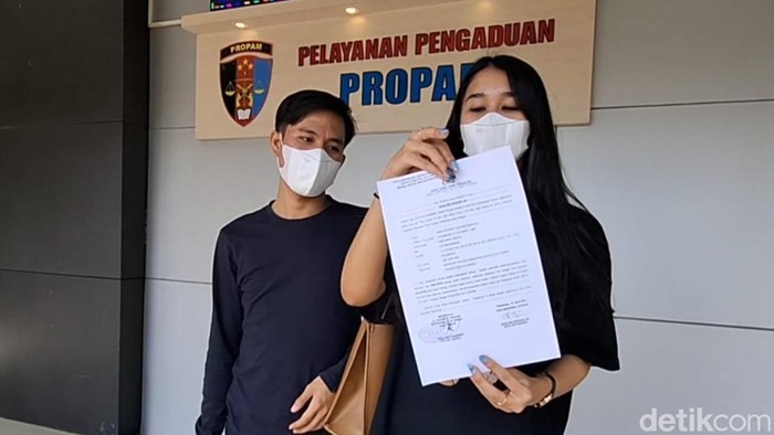 Wina didampingi rekannya usai melaporkan Bripka Rio ke Bid Propam Polda Sumsel.