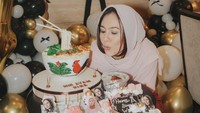 Sudah tersedia kue ulang tahun berbentu mi ayam. Mi ayam adalah makanan yang dijual oleh ambu atau ibu Norma dalam film Norma Antara Mertua dan Menantu. Foto: dok. Instagram Wulan Guritno (fotografer: @anggarcp)