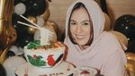 Pesta Ultah ke-44 Wulan Guritno, Berkerudung Ala Ibu Norma Vs Dress Hitam