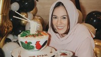 Wulan Guritno langsung memakai kerudung seperti perannya sebagai Rina, ambu atau ibu dari Norma Risma dalam film Norma Antara Mertua dan Menantu. Foto: dok. Instagram Wulan Guritno (fotografer: @anggarcp)