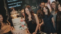 Yang bikin paling terharu adalah effort semuanya, ngerencanain dari siang sampai malam pun ada lagi. Pas masuk ruangan liat muka kalian satu2, again, ya Allah beruntung sekali aku, tulis Wulan. Foto: dok. Instagram Wulan Guritno