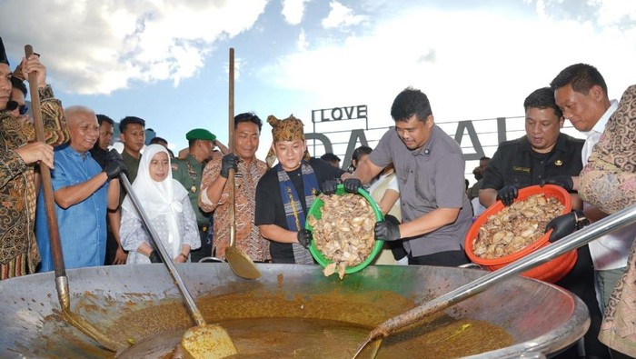 Youtuber Bobon Santoso bersama Gubsu Bobby Nasution masak besar di pinggir Danau Toba dalam HUT Ke-77 Sumut (Istimewa)