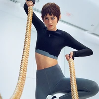 Bintang ‘Dune’ ini bergaya dengan potongan rambut pixie super pendek. Transformasinya makin dramatis dengan tambahan telinga prostetik runcing ala makhluk luar angkasa. Foto: Dok. On