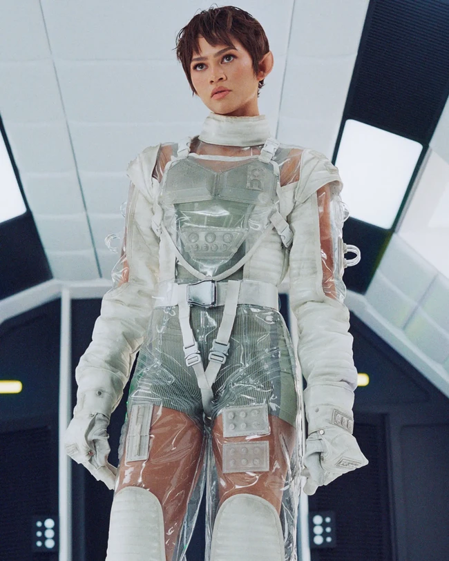 Baru-baru ini, Zendaya tampil dalam kampanye terbaru brand sepatu On bertema ‘Zone Dreamers’, di mana dia seolah-olah melakukan misi antarplanet dalam iklan bernuansa sci-fi. Foto: Dok. On