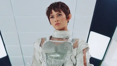 5 Potret Zendaya Tampil Manglingi dengan Rambut Pixie dan Telinga Peri
