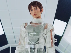 5 Potret Zendaya Tampil Manglingi dengan Rambut Pixie dan Telinga Peri