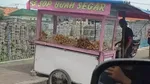 10 Tulisan di Gerobak Penjual Makanan Ini Bikin Ngakak