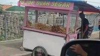 Ada lagi yang gak kalah bikin salah fokus. Gerobak merah muda menuliskan menu Es Sop Buah Segar tapi sebenarnya penjual menawarkan gorengan. Foto: Instagram/x