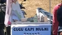 Penjual susu ini dicap sok imut oleh netizen. Pasalnya menuliskan cucu capi mulni dari yang sebenarnya susu sapi murni. Foto: Instagram/x