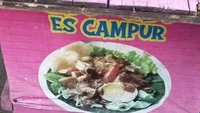 Bikin bingung, lapak ini menuliskan es campur pada menu yang ditawarkan, tetapi malah menempelkan gambar seporsi gado-gado. Foto: Instagram/x
