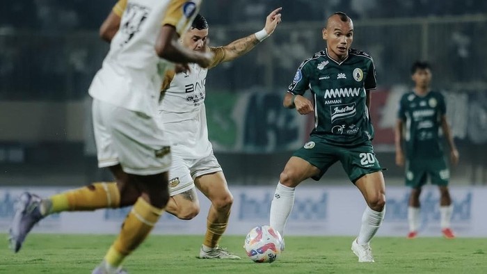 Aksi pemain PSS Sleman saat menjamu Dewa United di Stadion Maguwoharjo, Sleman, Jumat (17/4/2025).