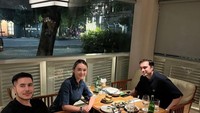 Amanda Manopo juga sempat terlihat makan bersama dengan rekan kerjanya di dunia perfilman. Mereka telah menikmati beragam hidangan, termasuk gorengan. Foto: Instagram Amanda Manopo