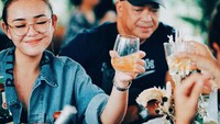 Amanda juga pernah bersantai menikmati minuman dengan sang ayah. Ia tampak menikmati waktu santainya dengan membagikan senyuman manisnya. Foto: Instagram Amanda Manopo