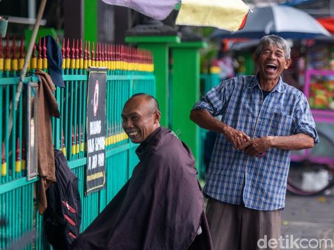 Aminuddin alias Udin, tukang cukur di Alun-alun Utara, Jogja, Jumat (18/4/2025).