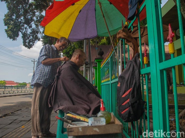 Aminuddin alias Udin, tukang cukur di Alun-alun Utara, Jogja, Jumat (18/4/2025).