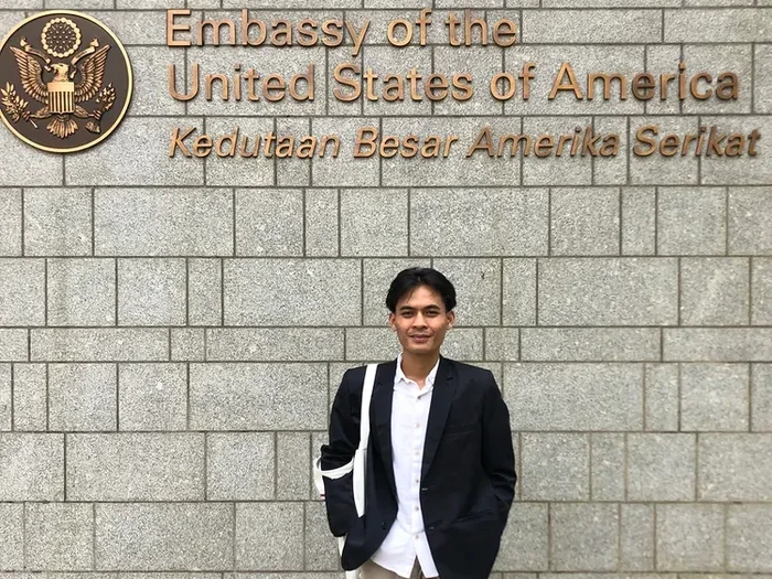 Anak penjual nasi goreng yang berhasil lolos seleksi masuk S2 di Universitas Harvard. Anak penjual nasi goreng yang berhasil lolos seleksi masuk S2 di Universitas Harvard.