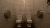 Toilet juga jadi unsur penting di restoran. Sebuah restoran menghadirkan desain unik dengan kloset yang berdampingan seperti ini. Foto: BuzzFeed