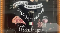 Menampilkan tulisan Happy seharusnya perkara mudah, tapi kalau cara menulisnya dibalik seperti ini jadi bingung ya? Foto: BuzzFeed