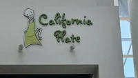 Nama restoran ini sebenarnya California Plate, tapi bentuk huruf (font) yang dipakai membuat tulisan Plate menjadi Hate. Arti keseluruhannya malah jadi beda nih! Foto: BuzzFeed