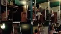 Ruangan santap 2 lantai di restoran ini terlihat penuh! Jaraknya berdempetan dan harus dinaiki dengan tangga. Foto: BuzzFeed