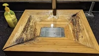 Bak cuci tangan seharusnya dibuat dari material anti air. Restoran ini malah pakai kayu yang kualitasnya cepat rusak dan tak tahan air. Foto: BuzzFeed