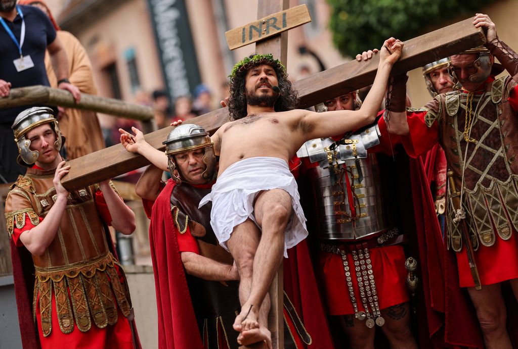 Anggota komunitas Italia mengambil bagian dalam peragaan ulang penyaliban Yesus Kristus pada Jumat Agung di Bensheim, barat daya Frankfurt, Jerman, 18 April 2025. (REUTERS/Kai Pfaffenbach)