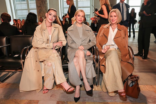 Anne Hathaway jadi salah satu tamu A-list di presentasi koleksi Ralph Lauren Fall 2025 di New York, AS, Kamis (16/4/2025). Dia duduk di front row bersama aktris Michelle Williams dan Naomi Watts. Foto: Getty Images/Theo Wargo