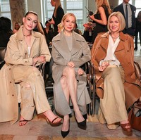 Anne Hathaway jadi salah satu tamu A-list di presentasi koleksi Ralph Lauren Fall 2025 di New York, AS, Kamis (16/4/2025). Dia duduk di front row bersama aktris Michelle Williams dan Naomi Watts. Foto: Getty Images/Theo Wargo