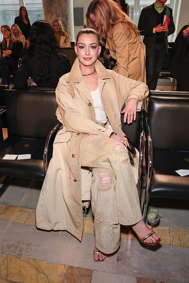 Jeans warna beige ini dirancang dengan mengadopsi street style yang diberi sentuhan glamor. Permukaannya dibordir dengan payet mengilap dan aksen robekan dramatis di bagian paha, lutut hingga kaki. Foto: Getty Images/Theo Wargo