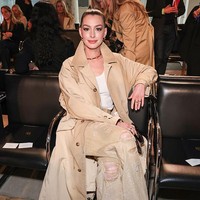 Jeans warna beige ini dirancang dengan mengadopsi street style yang diberi sentuhan glamor. Permukaannya dibordir dengan payet mengilap dan aksen robekan dramatis di bagian paha, lutut hingga kaki. Foto: Getty Images/Theo Wargo