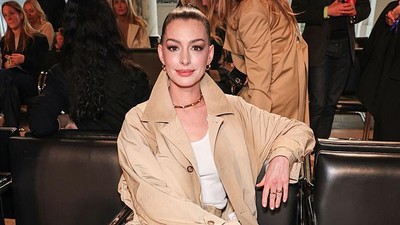 5 Gaya Anne Hathaway di Show Ralph Lauren, Jeans Robek Rp 50 Juta Curi Atensi