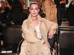 5 Gaya Anne Hathaway di Show Ralph Lauren, Jeans Robek Rp 50 Juta Curi Atensi