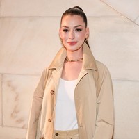 Wanita 42 tahun ini memadukan jeans ribeknya dengan tank top putih dan trench coat berwarna senada, menciptakan gaya monokrom yang simple, memiliki kesan rebel tapi di sisi lain tetap terlihat berkelas. Foto: Getty Images/Theo Wargo