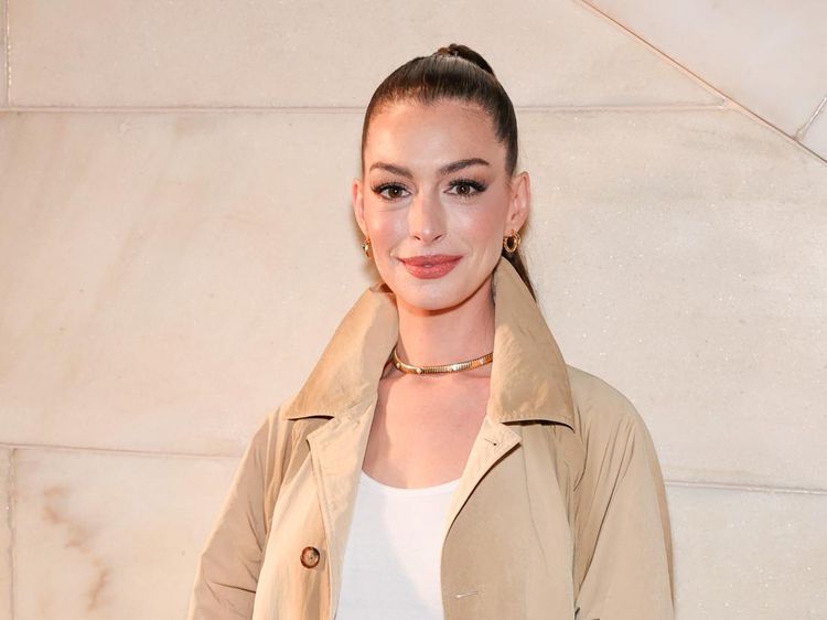 Anne Hathaway Bakal Silau Banget Tahun Depan