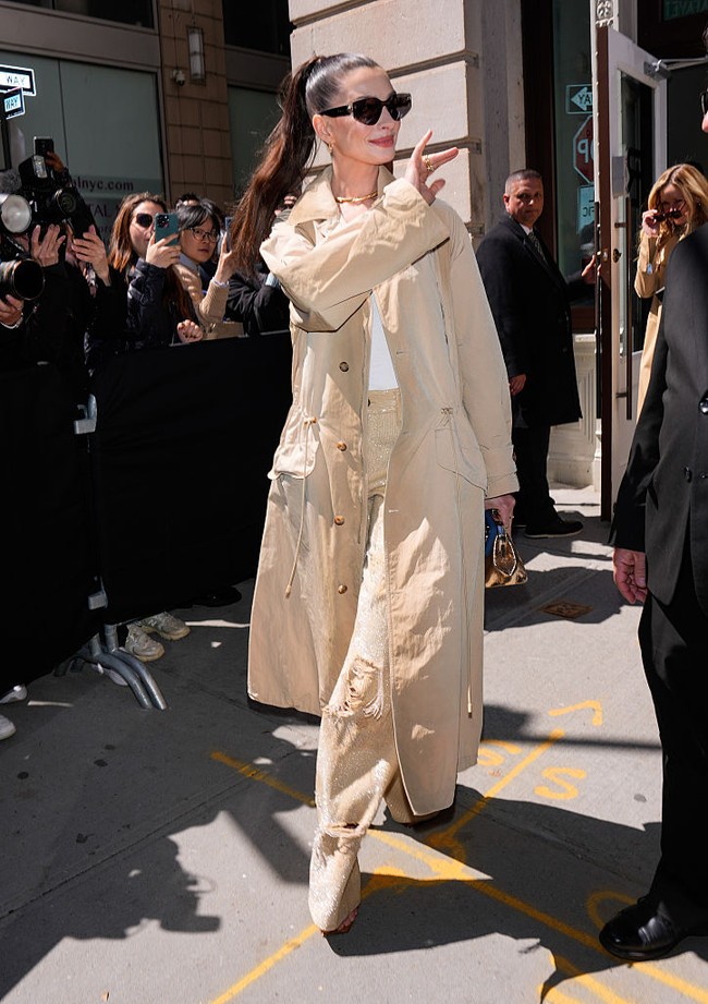 Jeans robek ini tentu tidak datang dengan harga murah. Seperti dilansir Page Six, celana dengan model serupa dari Ralph Lauren dibanderol sekitar Rp US$2,990 - US$4,990 atau sekitar Rp 50,4 juta - Rp 84 juta (kurs US$1 = Rp 16.863 ). Foto: Getty Images/XNY/Star Max